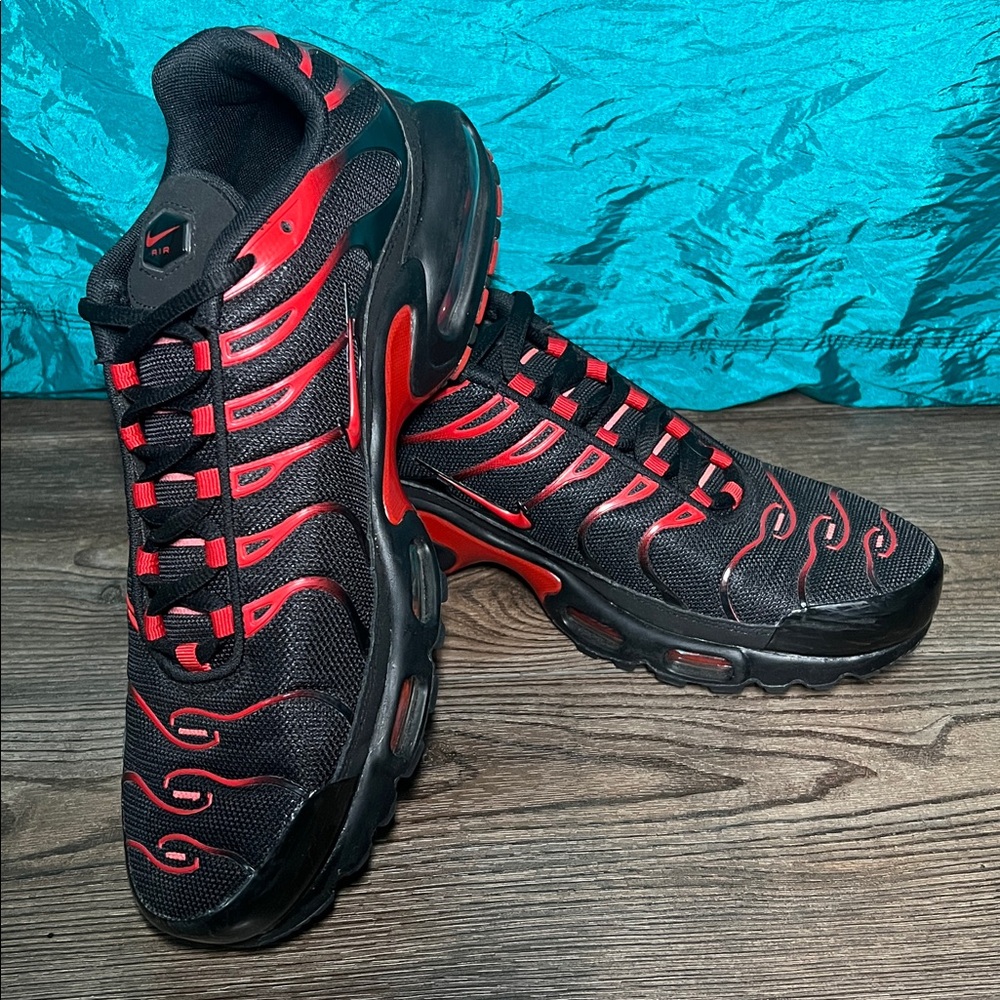 Nike Air Max Plus Tuned TN 1 Black Red Bred Mens sz 10.5